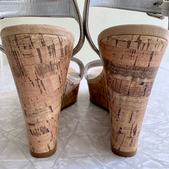 Unisa Lanzer Strappy Silver Wedge Sandals 8.5 - Picture 3 of 7